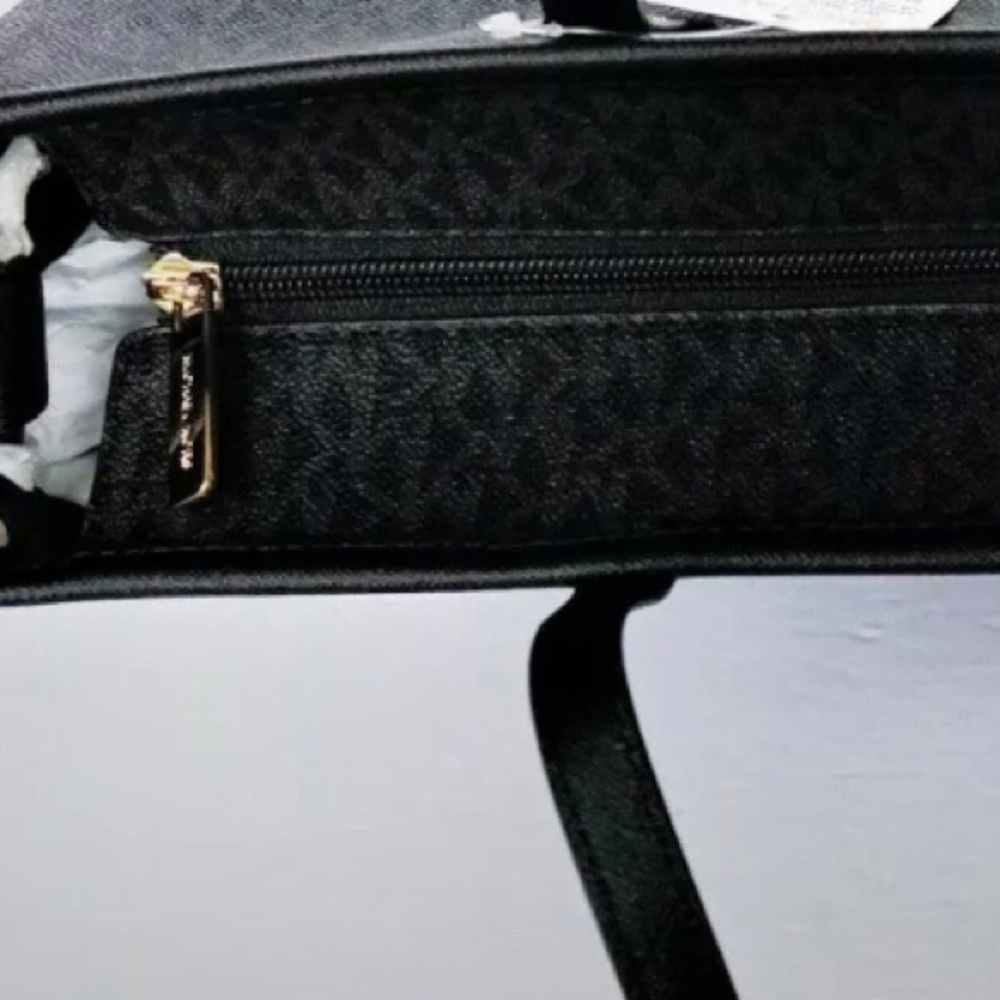👜💕 Michael Kors Large Carryall Tote - Picture 5 of 5